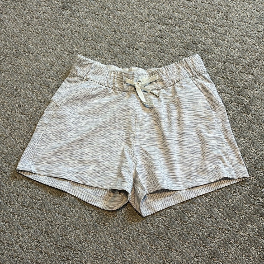 Lululemon on the fly shorts in space nimbus grey and white mid rise 2.5 inseam